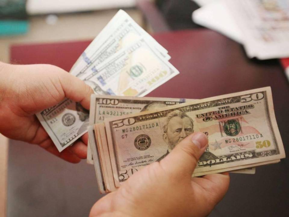 Los pequeños demandantes de divisas tienen que llegar temprano a los bancos para conseguir pequeñas cantidades de dólares.