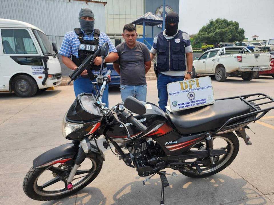 La DPI arrestó a un tercer sospechoso de la banda “Los Toonys” en Tegucigalpa, mientras intentaba vender una motocicleta robada en redes sociales. La detención se llevó a cabo en la calle principal de Mateo, Tegucigalpa, como resultado de labores de inteligencia de la DPI. Lo que se sabe del caso a continuación.