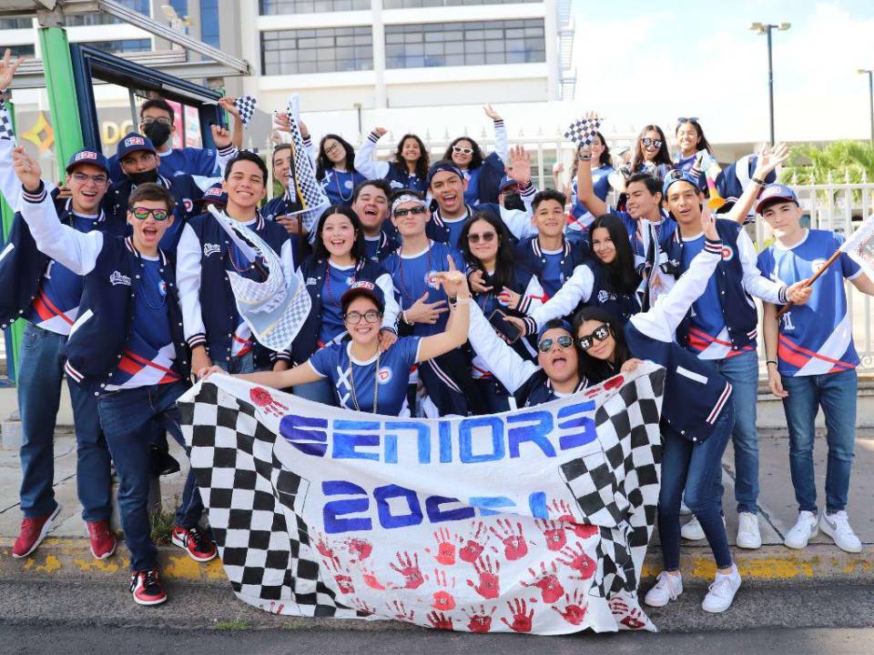 La promoción 2022-2023 posó feliz durante su senior entrance.