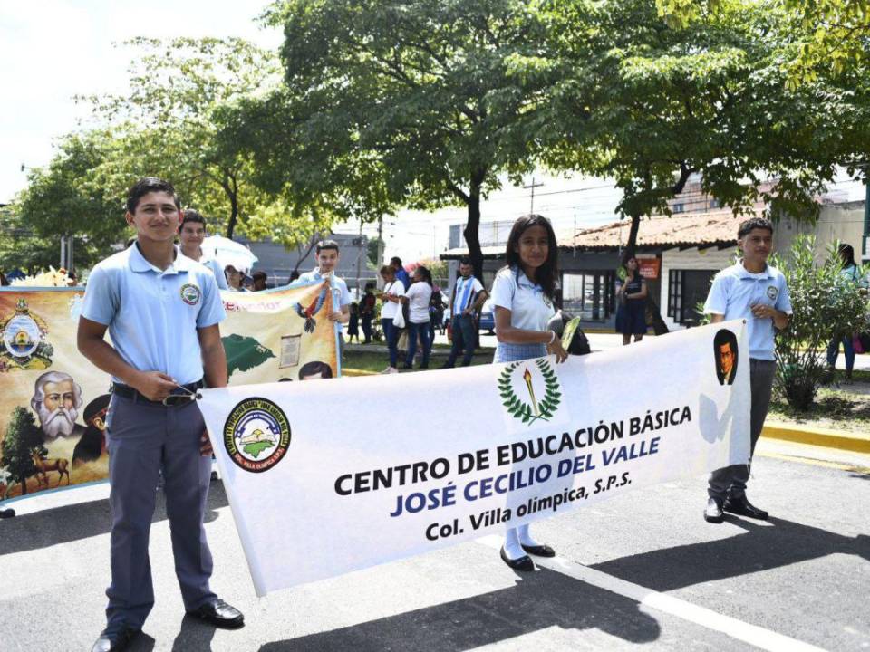 El Centro de Educación Básica José Cecilio del Valle dijo presente en los desfiles este 2023.
