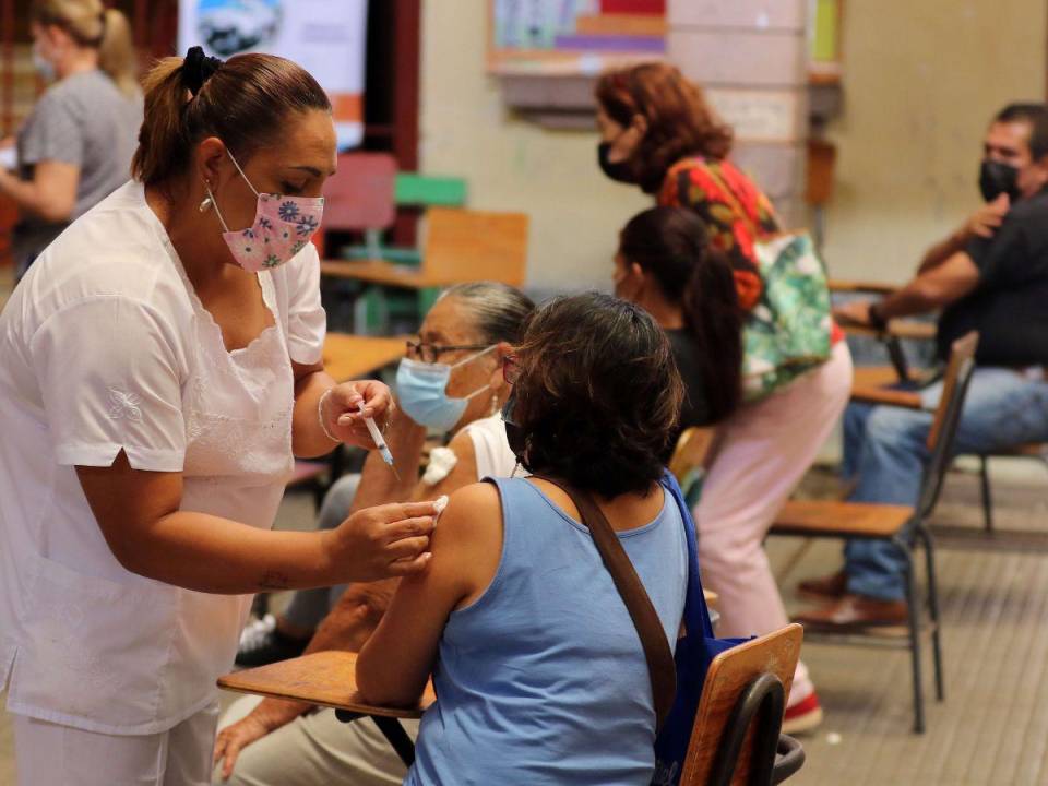 Las autoridades invitan a los hondureños a ponerse los refuerzos contra el coronavirus.