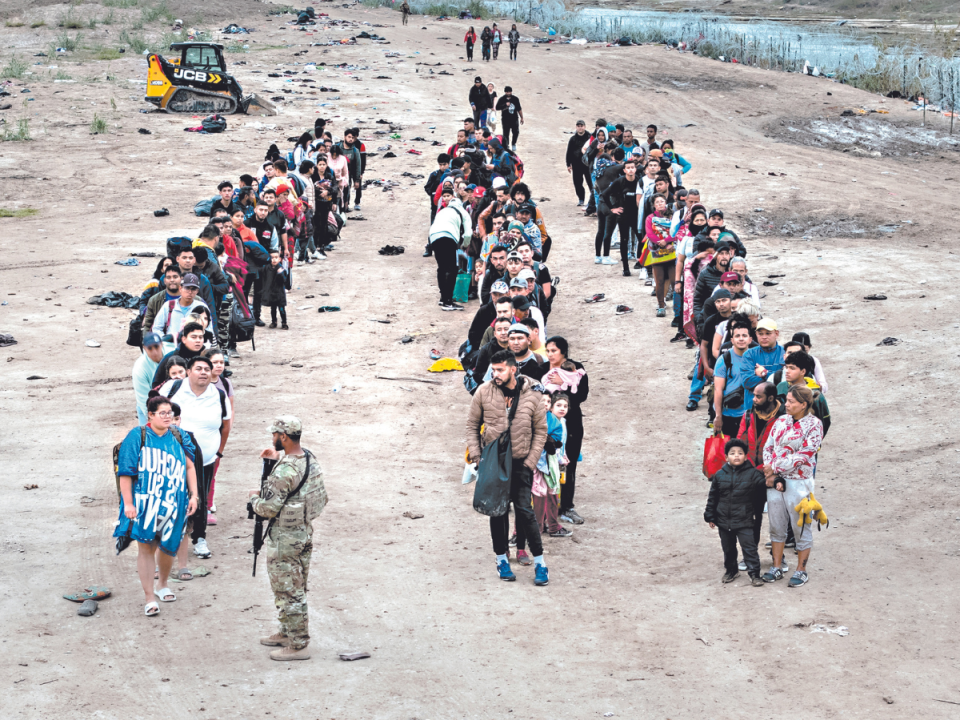 De los detenidos en EUA, más de 82,000 fueron adultos solos, unos 97,000 núcleos familiares y más de 33,000 fueron menores que viajaban no acompañados.