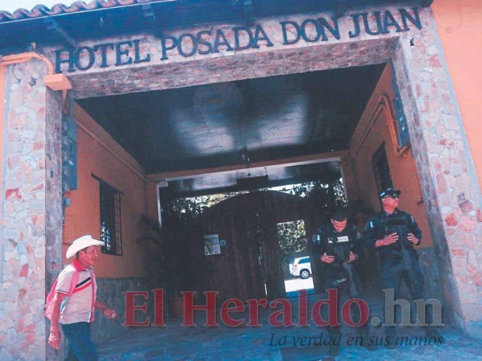 El hotel Posada de Don Juan, uno de los negocios más famosos de la familia Hernández en el sector de Gracias, también estaba resguardado por elementos policiales.