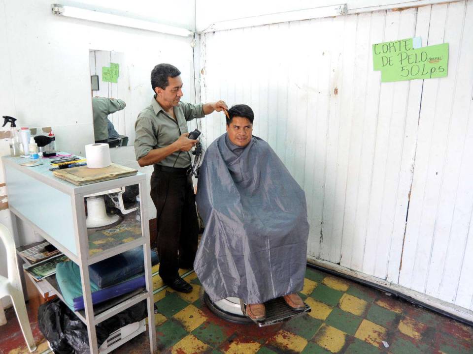 La barbería Catacamas es otra que no la ha vencido el tiempo pues funciona desde 1974.