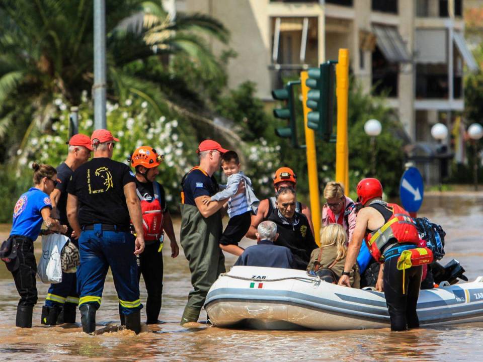 Los bomberos respaldados por el ejército rescataban a cientos de personas el 9 de septiembre de 2023 en aldeas del centro de Grecia bloqueadas por las inundaciones que se han cobrado al menos 14 vidas.