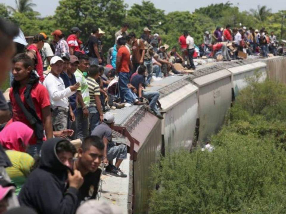 Esta es una imagen del archivo de AFP que muestra cómo cientos de personas utilizan los trenes para acortar el camino en la ruta migratoria hacia Estados Unidos.