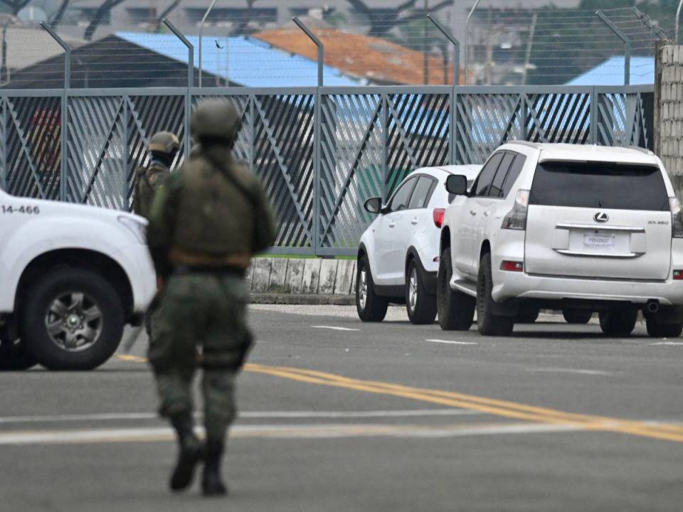 Militares armados con fusiles y de rostro cubierto custodiaban las afueras del aeropuerto.