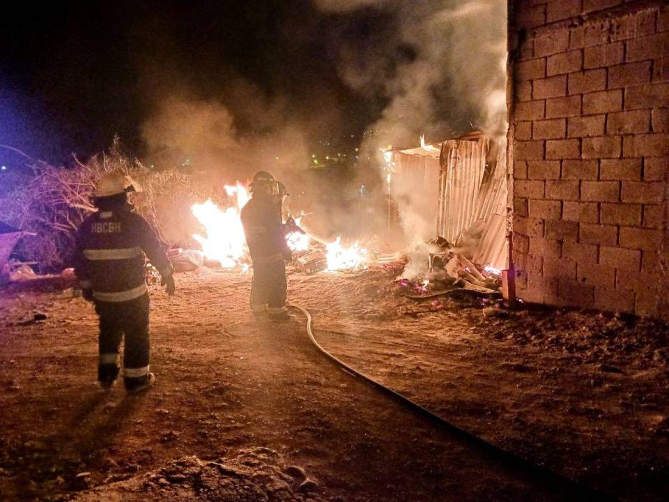 Con un gran esfuerzo, el Cuerpo de Bomberos logra sofocar la mayoría de llamas.