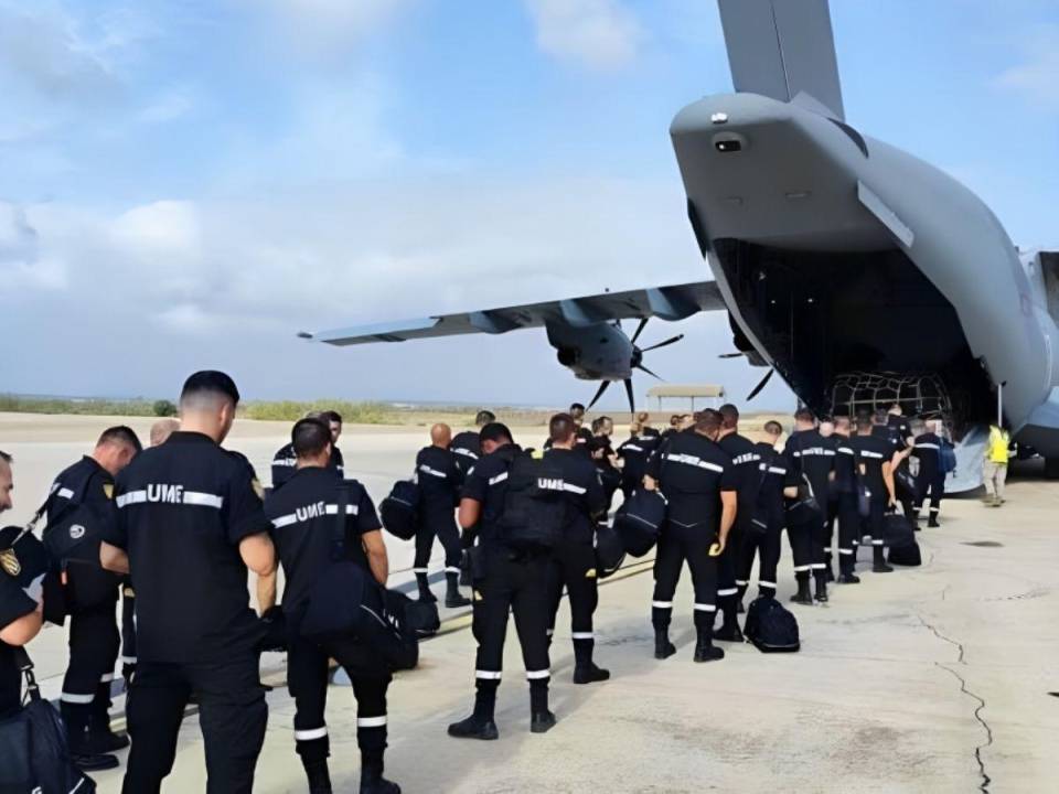 Un avión militar A400 despegó desde una base localizada en Zaragoza (noreste) hacia Marrakech con el equipo para colaborar en la búsqueda y rescate de supervivientes del devastador terremoto en Marruecos.