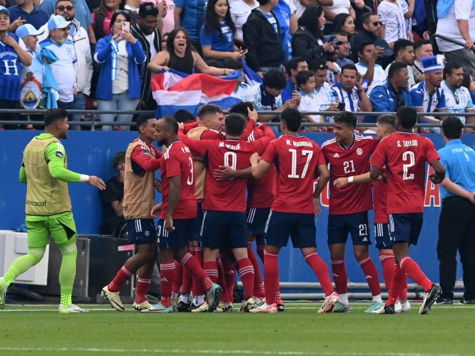 Costa Rica está noqueando a una pobre versión de la selección hondureña.