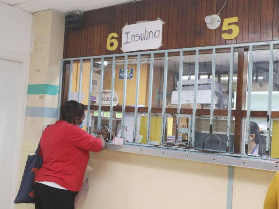 Los pacientes reciben un “no hay” en la farmacia de los hospitales.