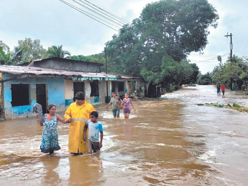 Complemente anegadas se encontraron ayer varias calles céntricas de San Pedro Sula y la ciudad de La Ceiba, luego de las primeras lluvias dejadas por la masa de aire frío que afecta el territorio.