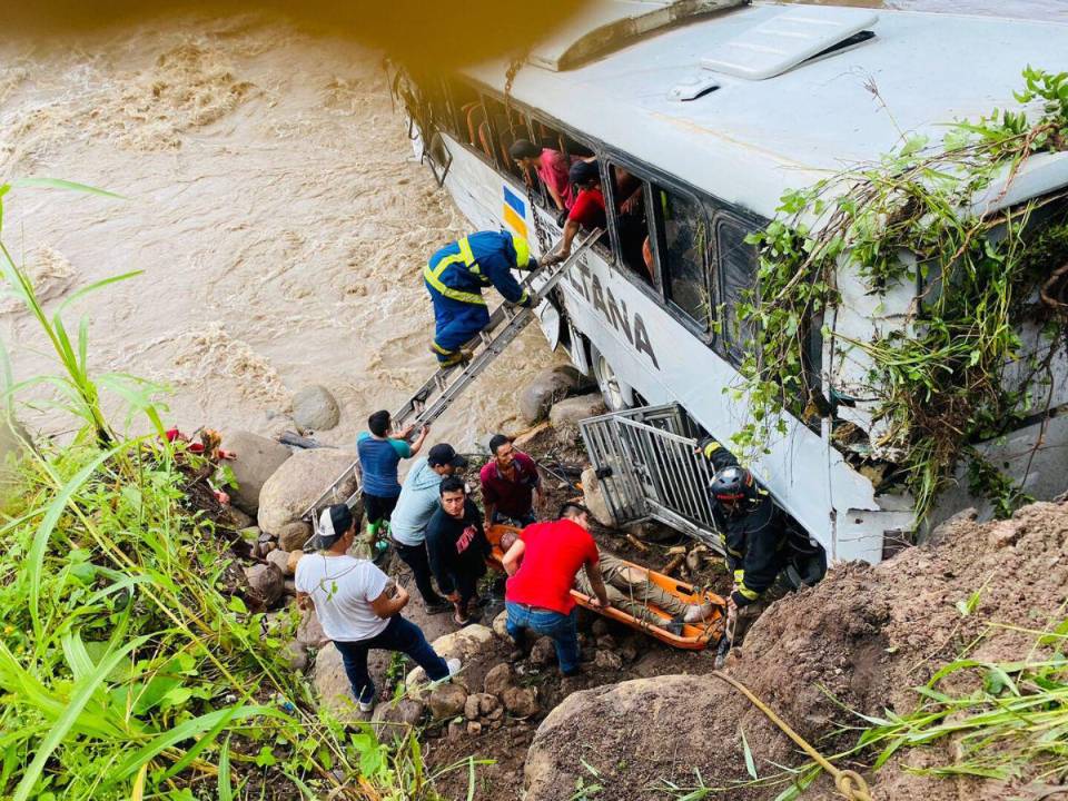 El Cuerpo de Bomberos rescató a varias personas que estaban atrapadas en la unidad.