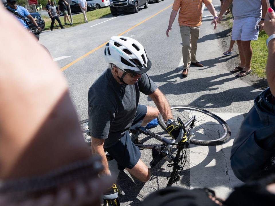 En imágenes: así fue la caída del presidente Joe Biden de una bicicleta