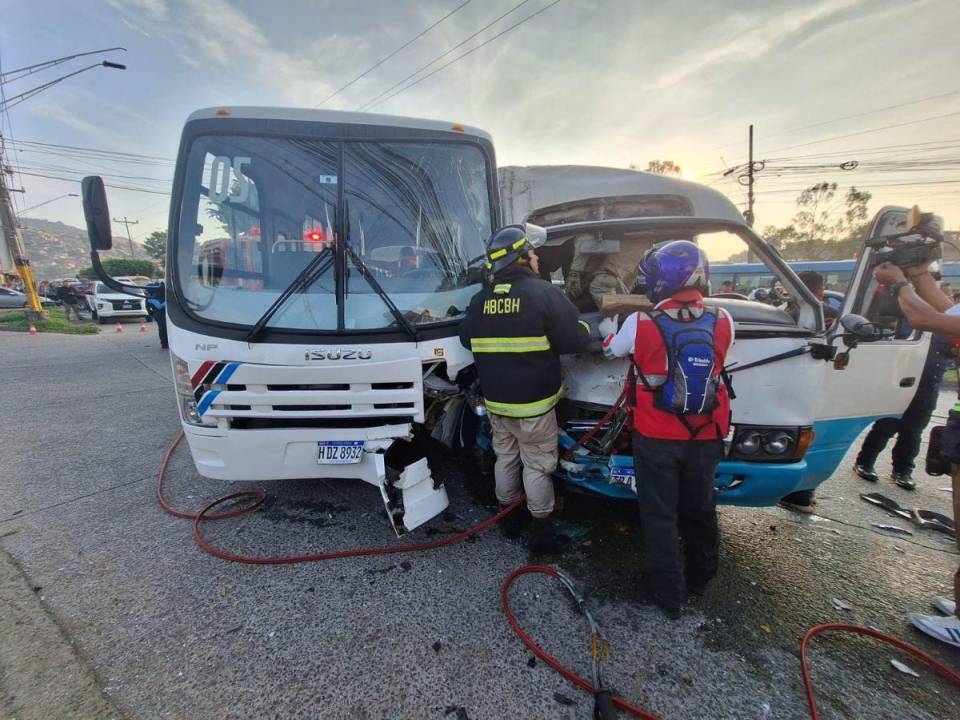 El más afectado fue el bus de transporte público. El accidente se produjo casi frente al IHSS.