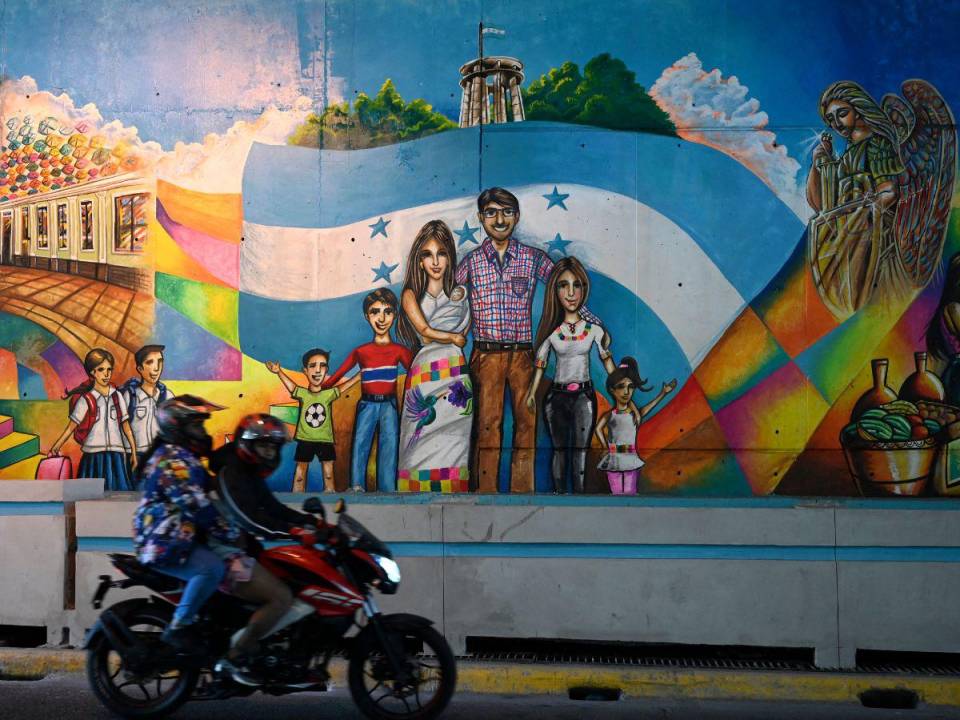 Coloridos murales de personajes que reflejan la vida social y cultural del país engalanan la capital hondureña, una especie de galería al aire libre con obras de artistas locales.