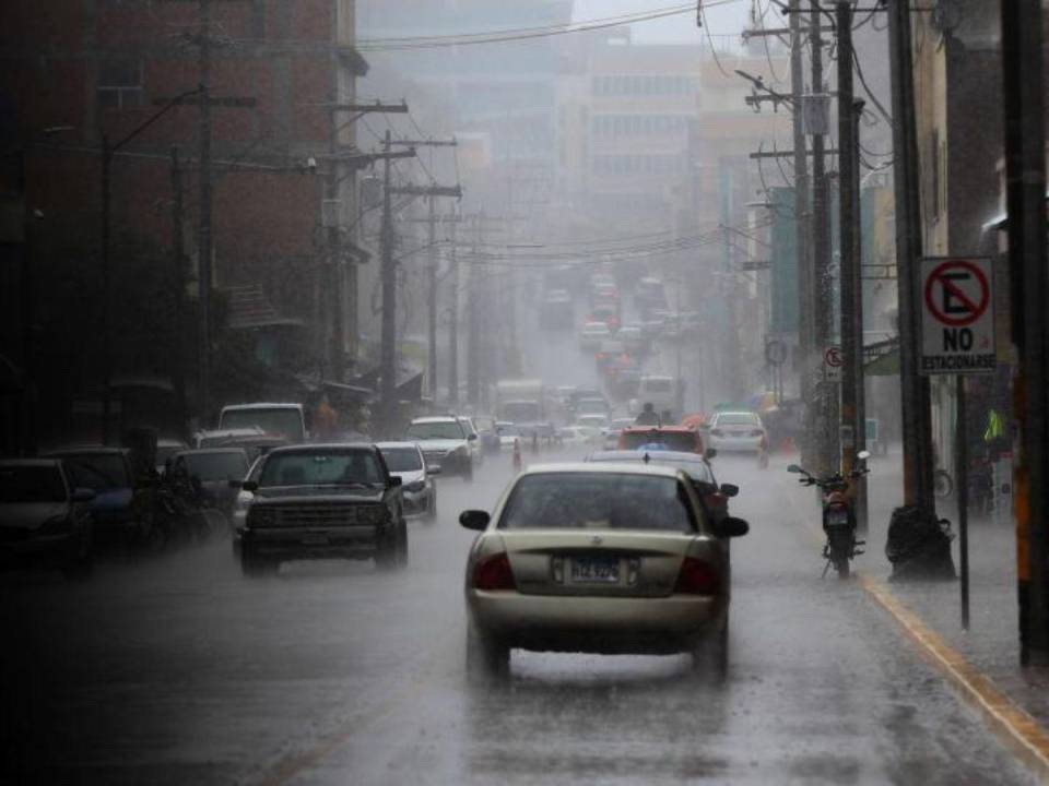 Calles inundadas, derrumbes y deslizamientos, son los resultados de las fuertes lluvias en el país.