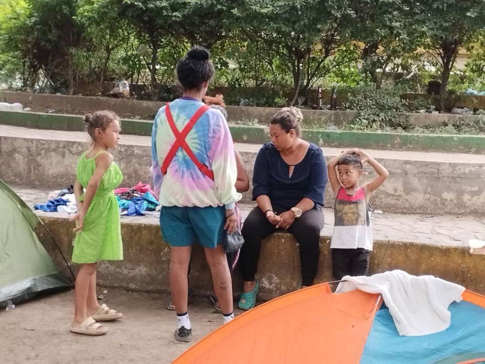 Ana Palacios junto a su nuera e hija se encuentran varadas en Honduras desde hace tres semanas luego de haberse quedado sin dinero en el trayecto.
