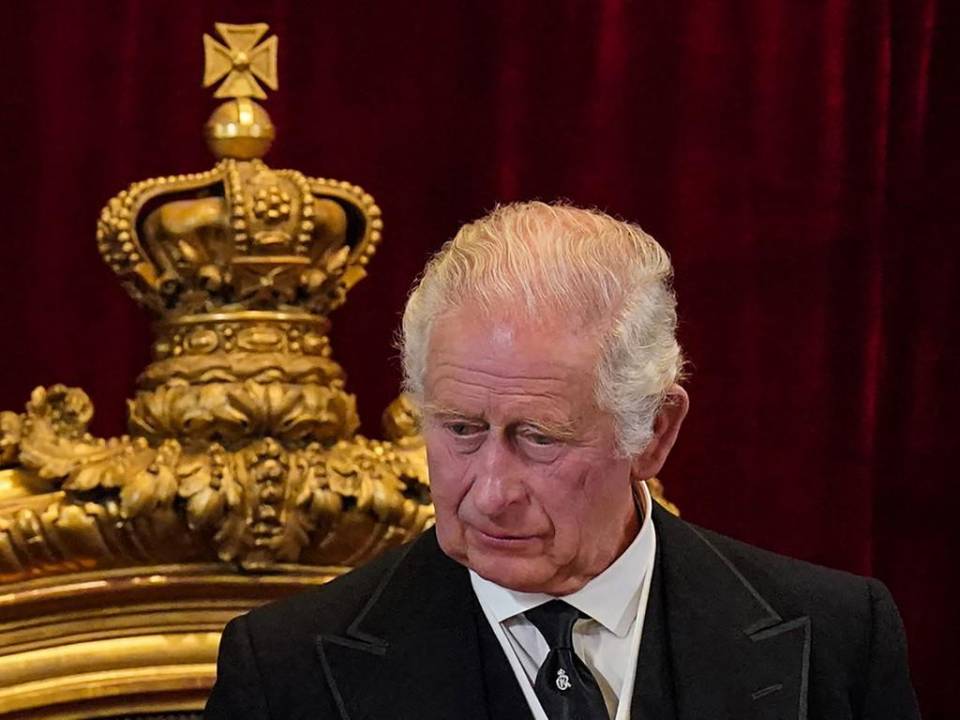El ascenso de Carlos III, mucho menos popular que su madre, abre un período delicado para una monarquía que enfrenta múltiples retos.