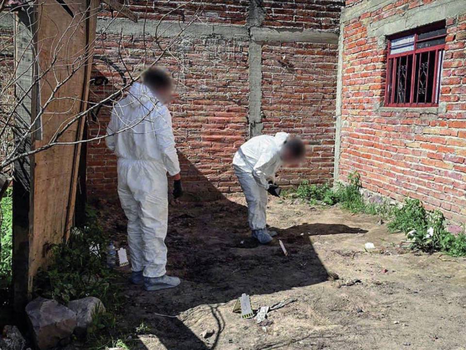 “¡Por favor, tóquense el corazón, tírenlos ahí, donde sea, ya!”, fueron las desgarradoras súplicas de los parientes de los cinco jóvenes desaparecidos en Lomas de Moreno, Jalisco, México, tras varios días sin saber de ellos y un macabro hallazgo hecho después les hizo creer que al menos tendrían sus cuerpos para poder sepultarlos, sin embargo, recientemente se confirmó que la angustia continúa.