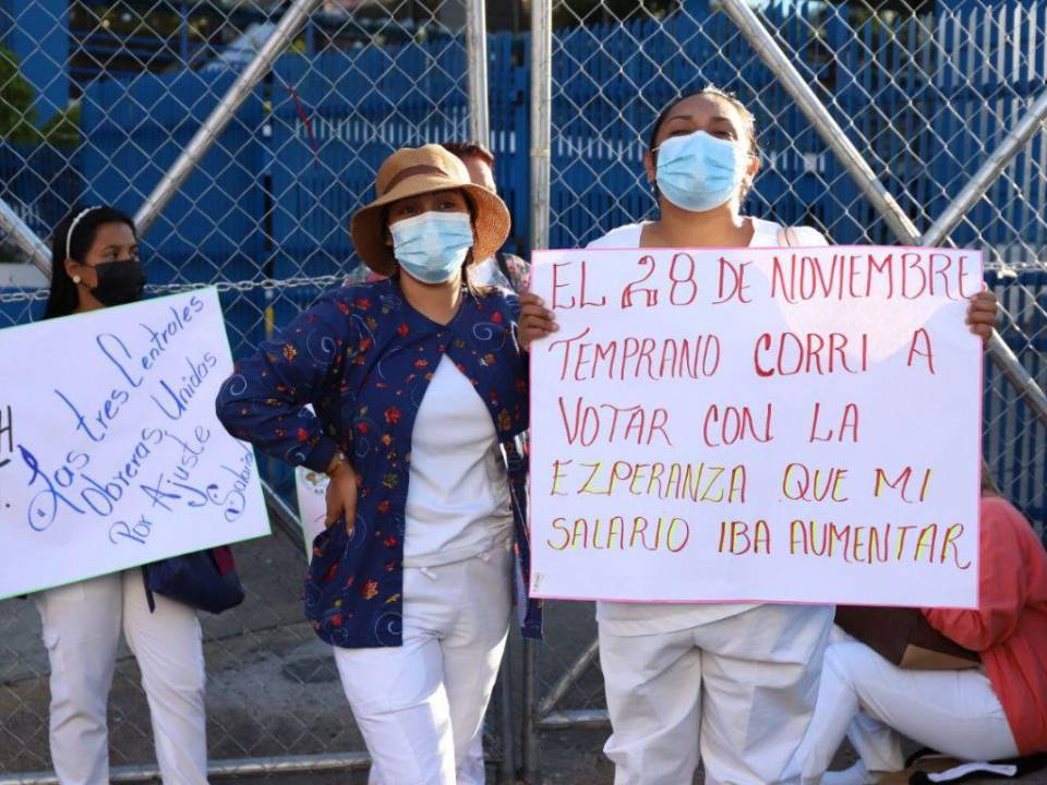 Este lunes -5 de diciembre- varios trabajadores de la salud de diferentes centros asistenciales bloquearon el paso al Centro Cívico Gubernamental (CCG) para exigir a las autoridades un reajuste salarial. Las enfermeras cargaron pancartas con mensajes dirigidos a la presidenta Xiomara Castro. A continuación las imágenes.