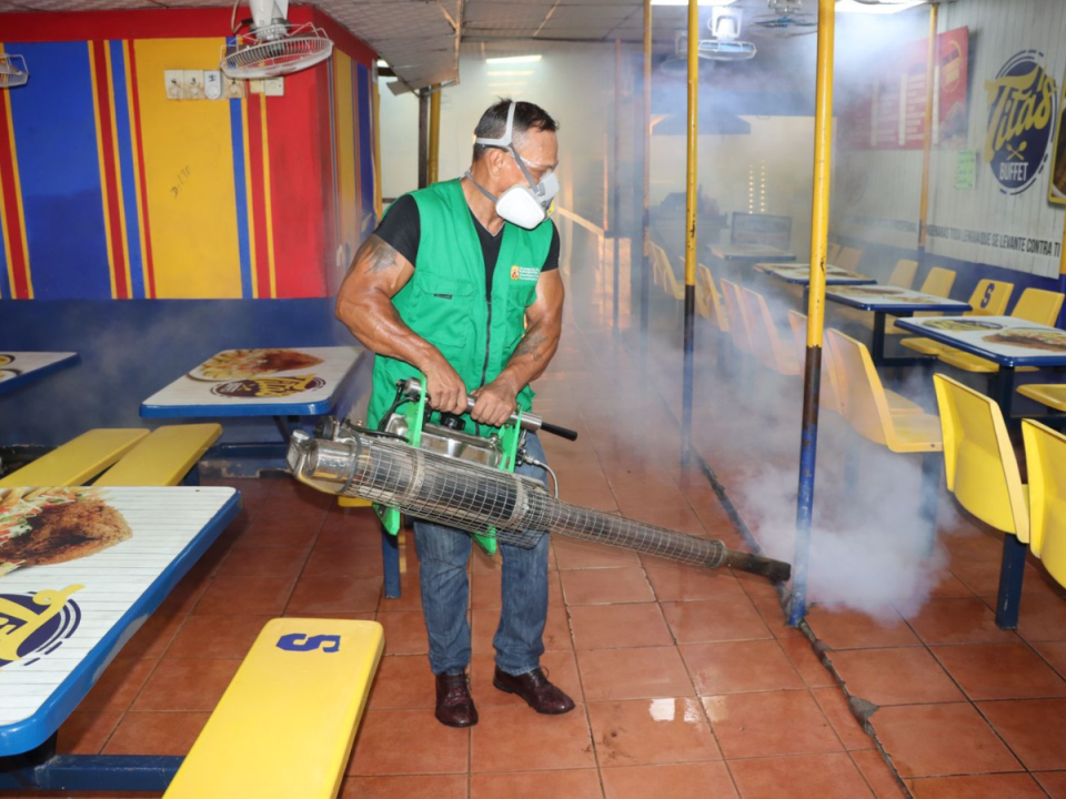 Inicialmente se está realizando este metodo de limpieza en los centros de comidas de los mercados municipales.