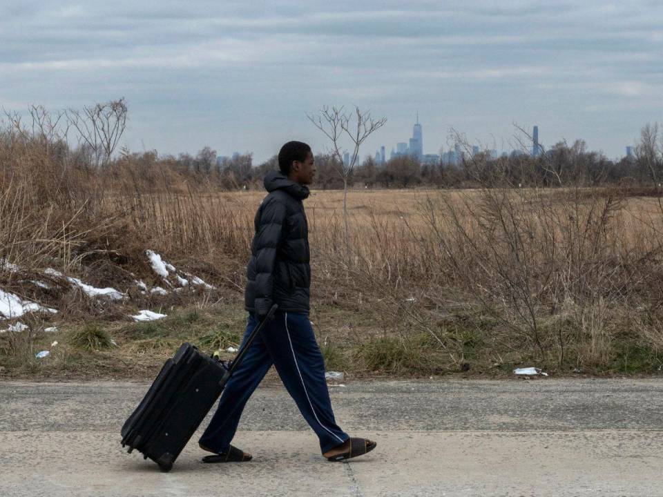 Varios solicitantes de asilo de América Latina, África, China o Rusia, enviados a la base de Floyd Bennett Field por falta de alojamientos en la ciudad.