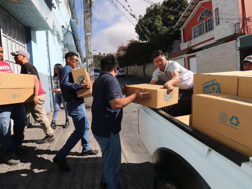 Tres vehículos fueron cargados con los cuadernos que serán entregados en los próximos días en los centros educativos del país con mayor necesidad de los padres de familia.
