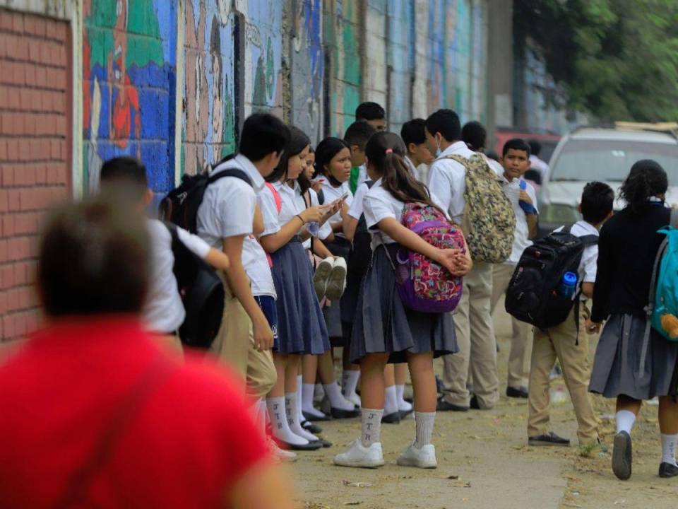 Estudiantes del Instituto José Trinidad Reyes en la zona norte del país tampoco utilizan la mascarilla en el centro educativo.