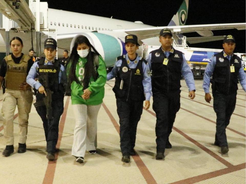 La hondureña fue entrega a la justicia de Honduras en el Aeropuerto de Palmerola en Comayagua.