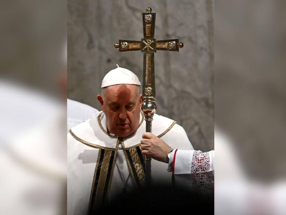 El Papa Francisco preside una misa de Epifanía en la Basílica de San Pedro en el Vaticano el 6 de enero de 2024.