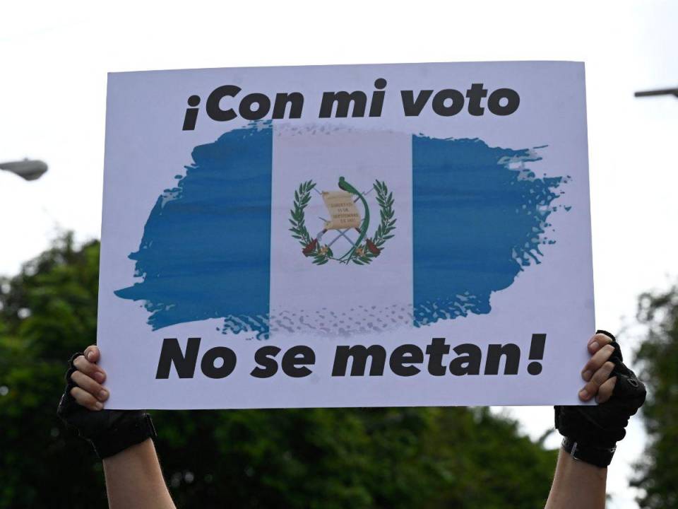 La gente protesta frente al Tribunal Supremo Electoral exigiendo nuevas elecciones, argumentando un presunto fraude electoral en la Ciudad de Guatemala el 2 de julio de 2023.