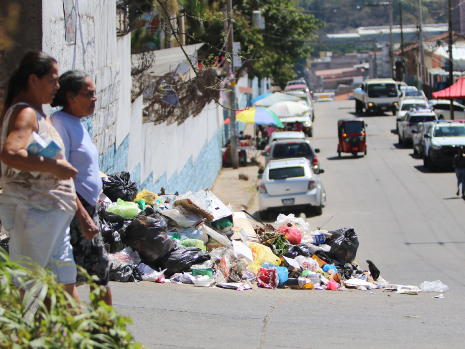 Casi 780 toneladas de basura al día se recolectan en la capital, según las autoridades de la Gerencia de Aseo de la Alcaldía.