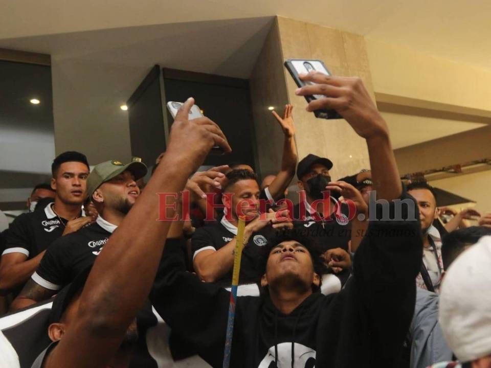 Pasión, orgullo e ilusión: Afición del Motagua anima a su equipo con banderazo previo a la final