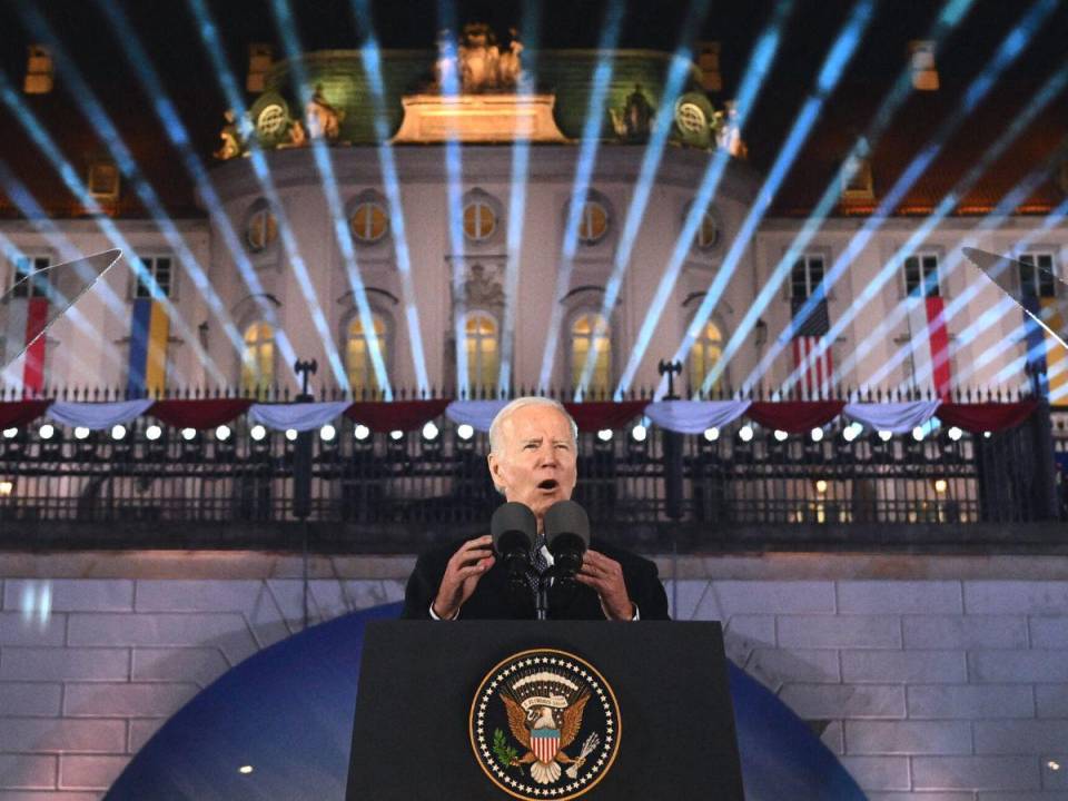 El gobierno del presidente demócrata Biden afirma que es el único medio que tiene para lidiar con la migración en la frontera, porque el Congreso no se pone de acuerdo sobre una política migratoria.