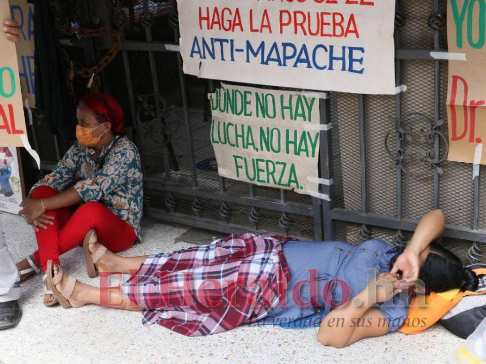 Bases de Libre de Choluteca protestan frente a la Sesal exigiendo nombramientos