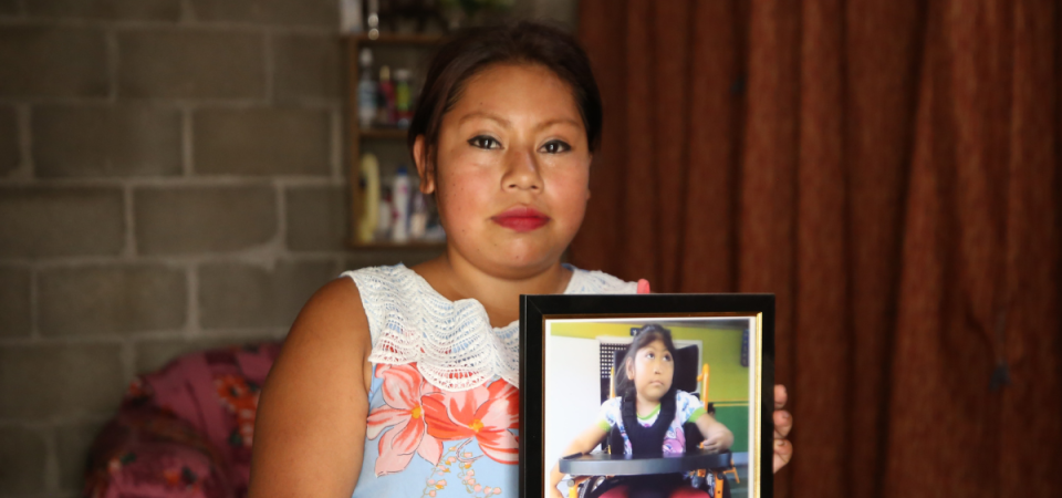 Aleyda muestra una fotografía de su hija, Kimberly. La niña murió el 6 de marzo de 2023 debido a la microcefalia por zika.