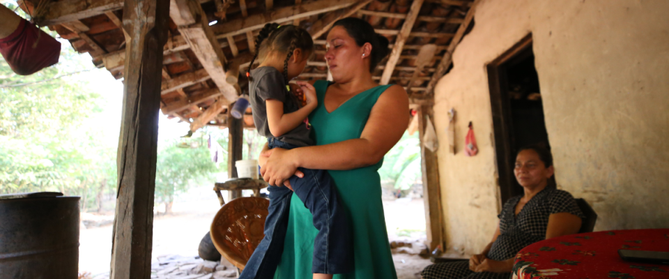 Leticia Jackeline Zepeda y su hija Ariana viven más cerca de Nicaragua que del centro de Choluteca. Ningún médico detectó que la pequeña nacería con microcefalia, quien nació en 2016.