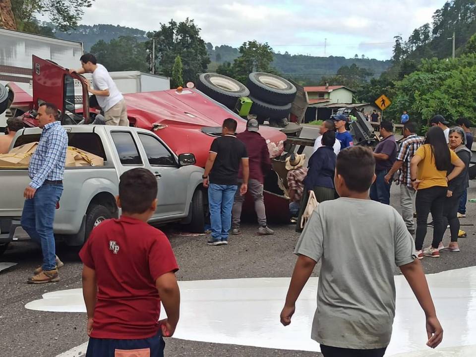 Rastra colisiona contra varios vehículos y deja a conductor atrapado en la CA-5 en Comayagua