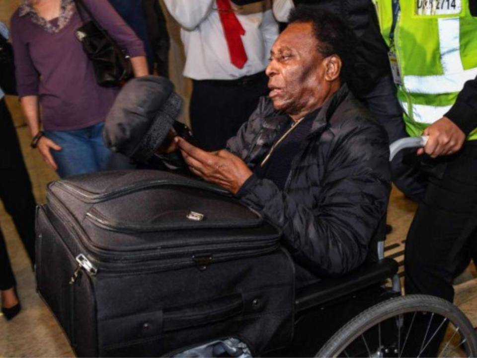 Después del chequeo, Pelé fue llevado a “un cuarto común, sin necesidad de ingresar en una unidad de cuidados semiintensivos o UTI”.