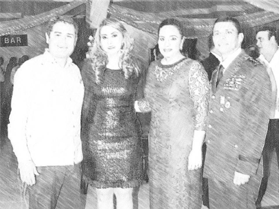 El expresidente Juan Orlando y su esposa junto al general de brigada Julio Romero y su esposa durante una celebración.