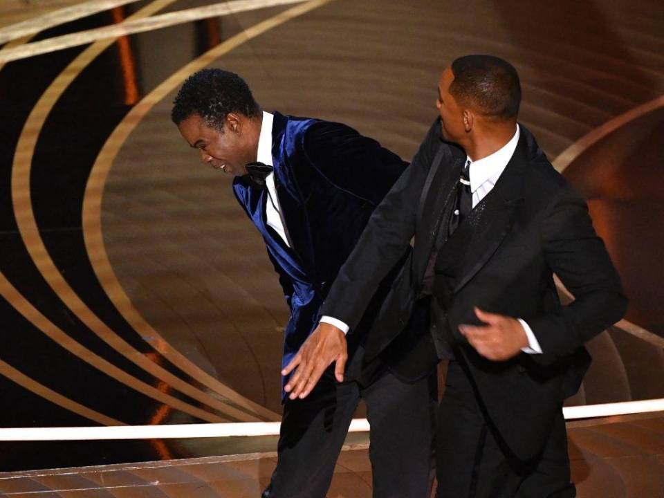 Momento en que Smith golpea a Chris Rock por burlarse de su esposa.