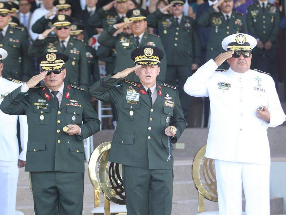 En la ceremonia de traspaso de mando, donde el general Roosevelt Hernández asumió como Jefe del Estado Mayor Conjunto, también se desarrollaron los actos de despedida de la XXV promoción de oficiales de las Fuerzas Armadas de Honduras.