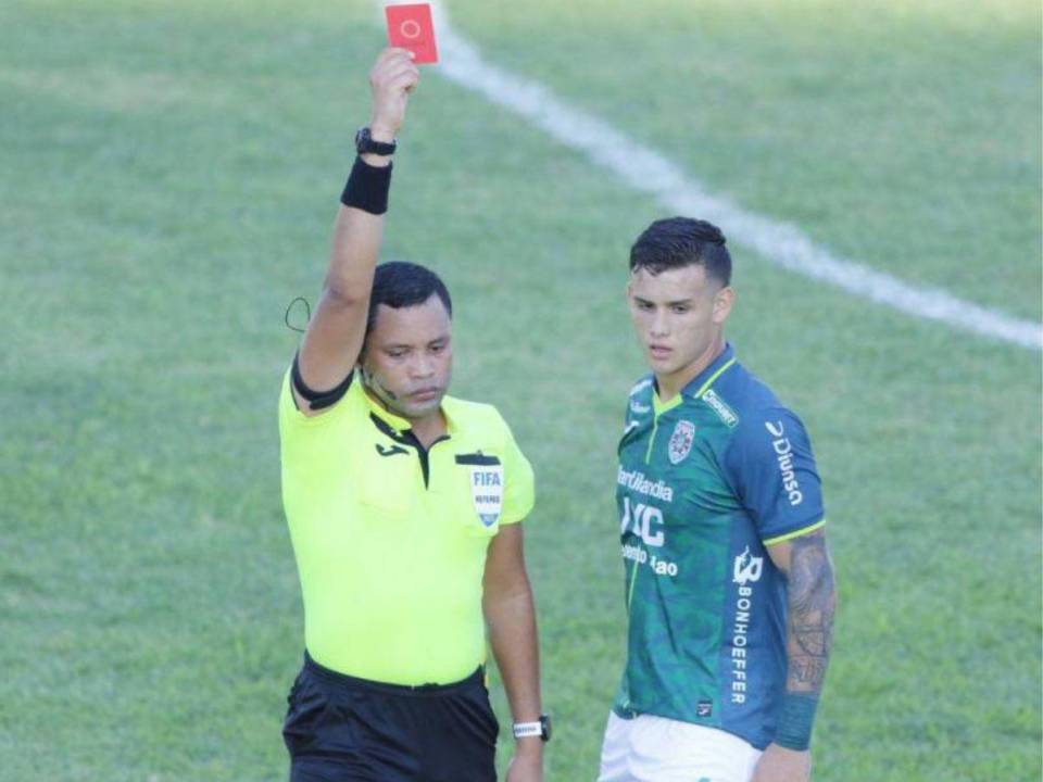 André Orellana del Marathón solamente se le castigó con dos juegos de suspensión luego de su terrible falta cometida al centrocampista Germán “Patón” Mejía del Olimpia.