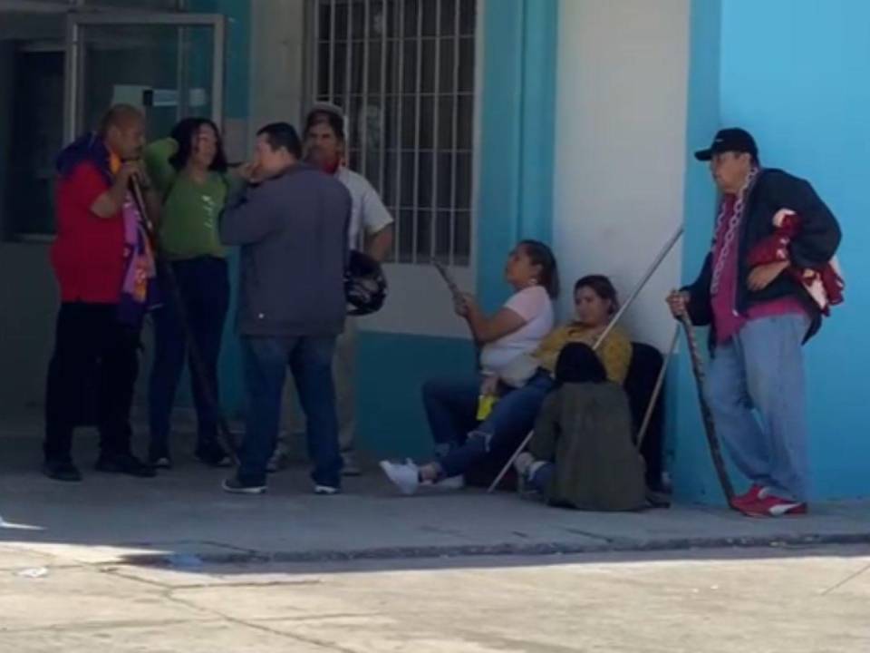 Armados con palos y cadenas, militantes de Libre mantienen tomas en Copeco