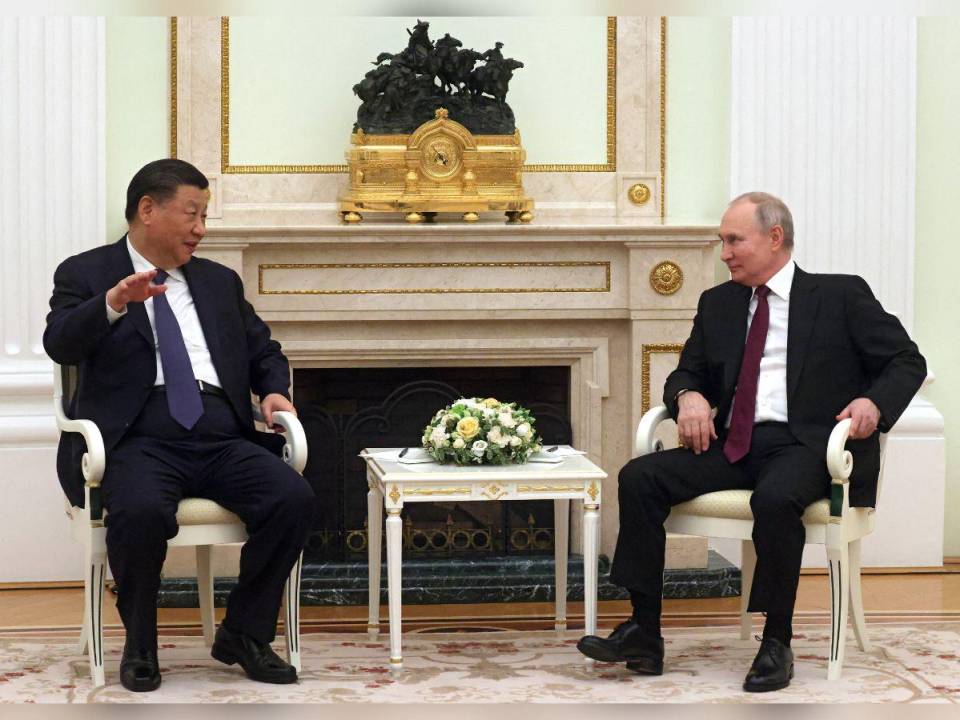 El presidente ruso, Vladimir Putin, alabó el lunes la posición “equilibrada” de su homólogo Xi Jinping y aseguró que examina “con respeto” el plan chino de paz en Ucrania, al inicio de una reunión muy esperada entre ambos mandatarios celebrada en la capital rusa.