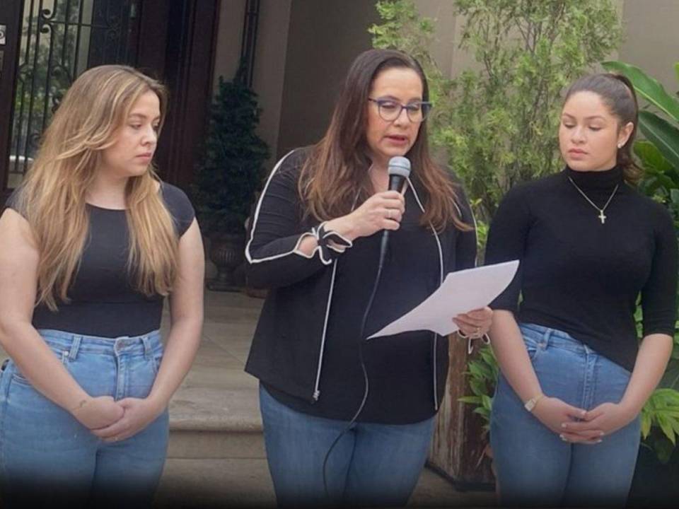 Ana García salió afuera de su casa junto a sus hijas para dar la comparecencia de prensa.