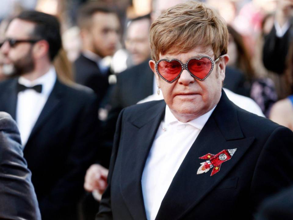 Elton John se convirtió en el decimonoveno EGOT, el selecto grupo de artistas que han ganado los cuatro premios más importantes de las artes escénicas de Estados Unidos: un Emmy, un Grammy, un Oscar y un Tony.