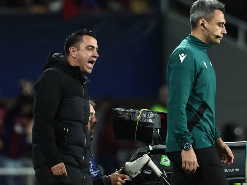 Xavi Hernández se molestó e hizo fuertes reclamos al árbitro, por lo que se fue expulsado.