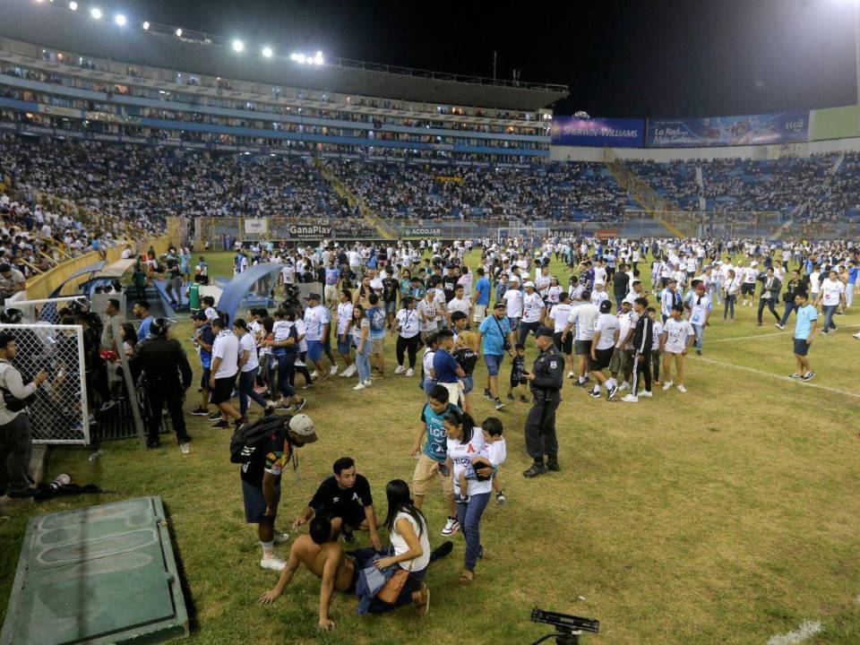 La llegada de los representantes de la FIFA y Concacaf ocurre luego que el pasado 20 de mayo nueve personas murieron por la estampida ocurrida en el estadio Cuscatlán de San Salvador, durante un juego de cuartos de final del torneo local entre los clubes Alianza y FAS.